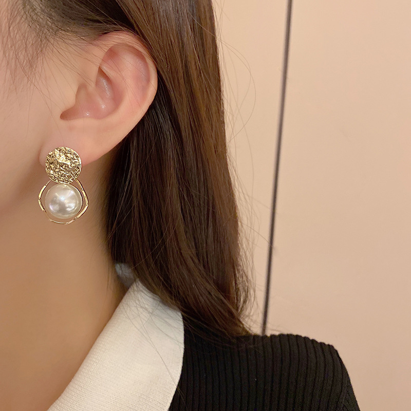 S925 Silver Needle, with a unique and niche design, pearl earrings, a trendy and trendy earpiece for women in 2023 Application Scenario