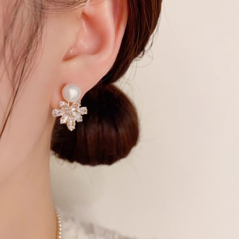 Korean-style exquisite, fashionable and light luxury pearl zircon maple leaf stud earrings for women, simple and elegant, versatile and small earring accessories Specification drawing