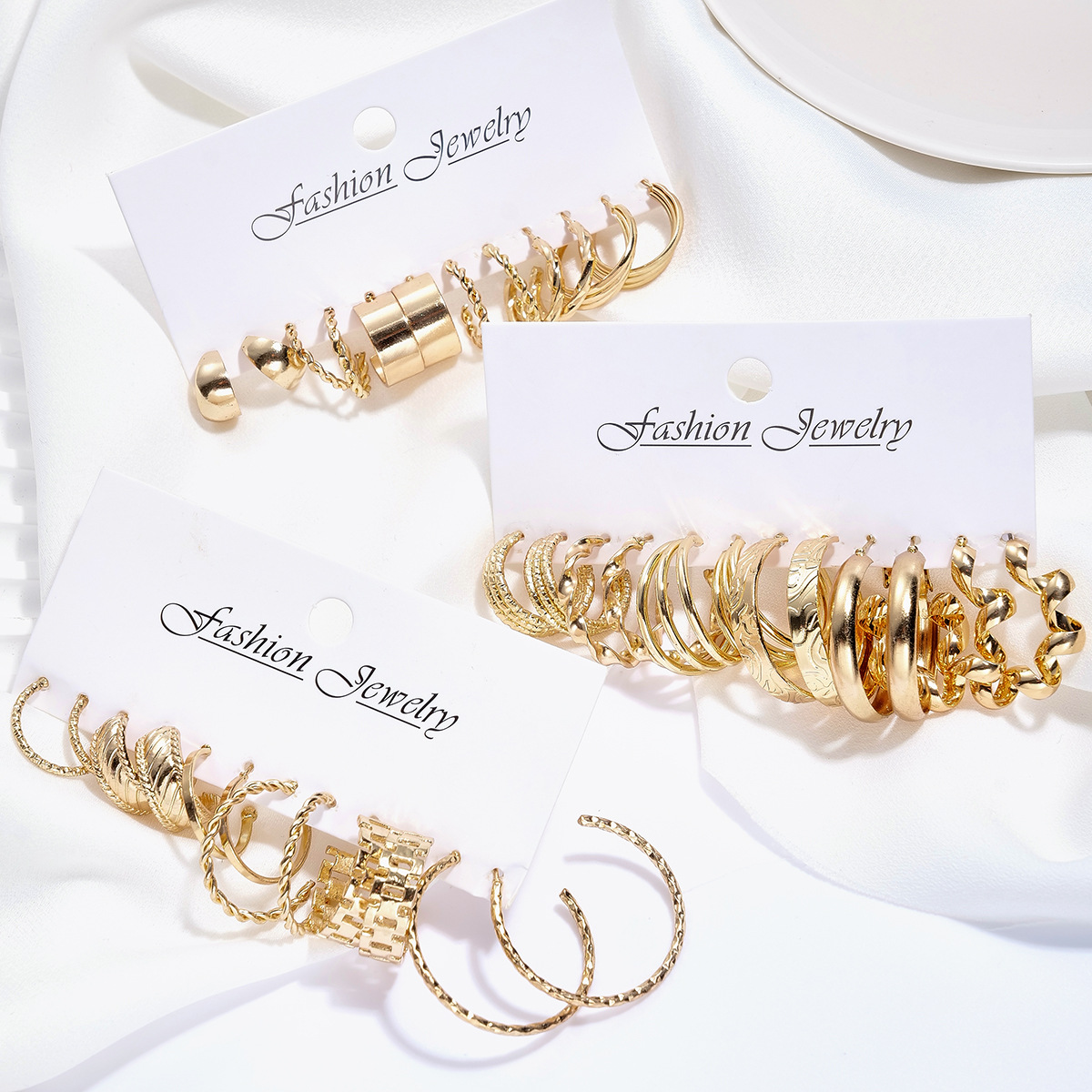 A new 18-piece set of personalized metal twisted chain spiral ear rings and geometric earrings from Europe and America Specification drawing