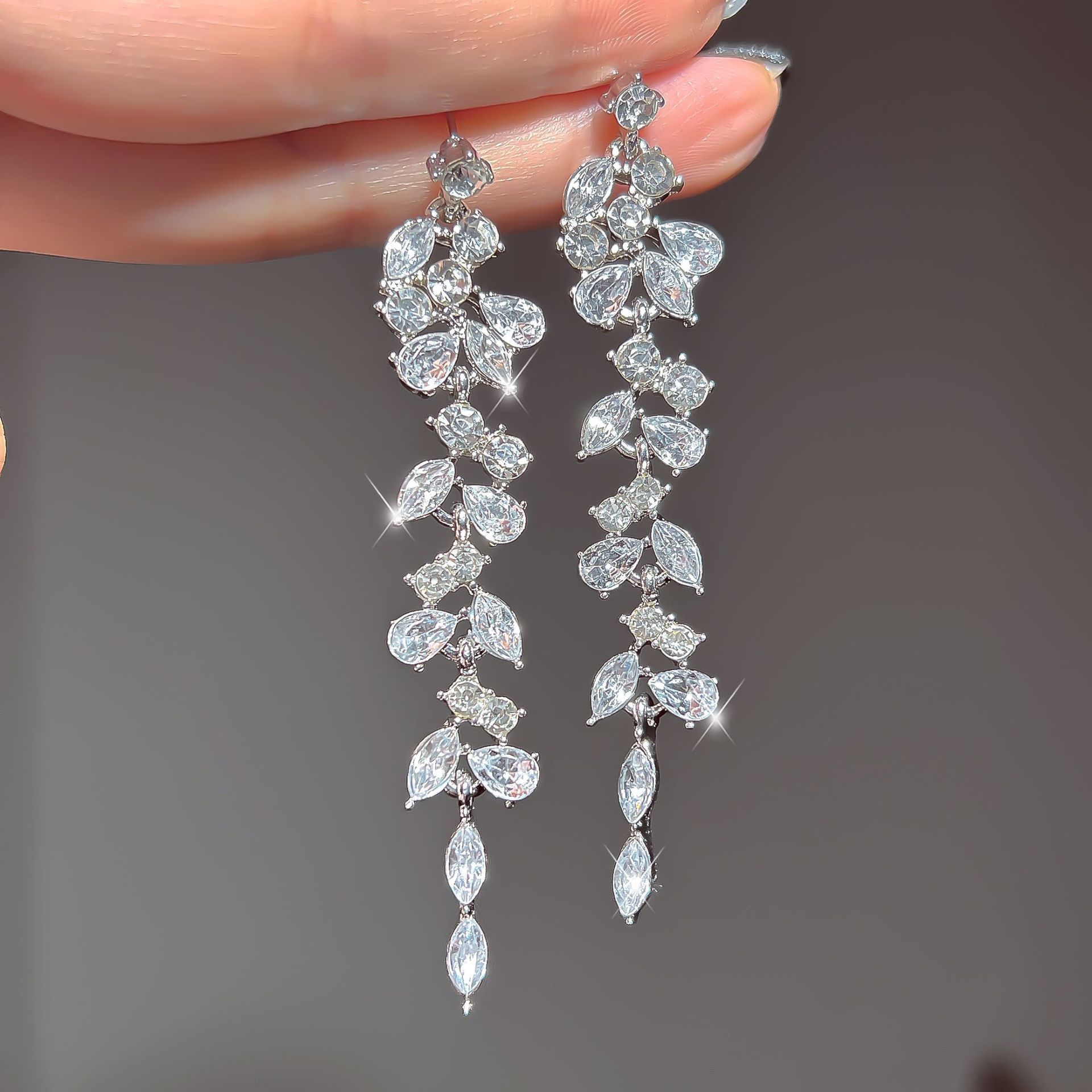 European and American long tassel earrings set with rhinestones exude a sense of high-end sophistication and a touch of light luxury. These are the best-selling earrings that have become popular among European and American Internet celebrities details Picture