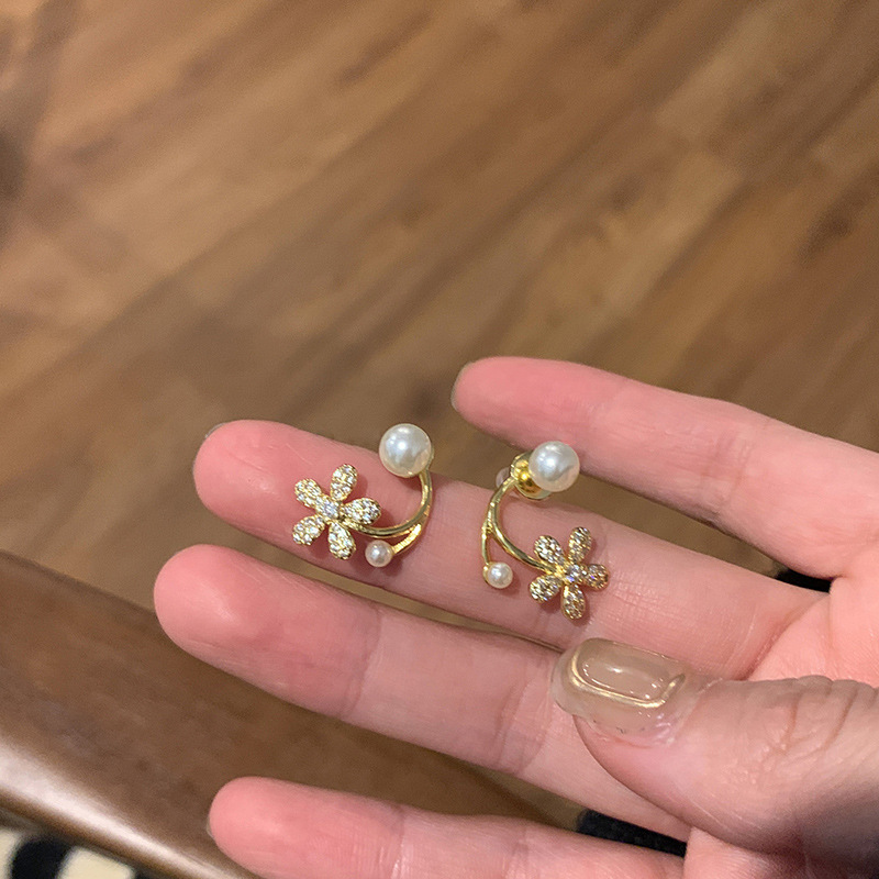 S925 Silver needle exquisite pearl Flower Full diamond Stud earrings, a new type of women's niche design earrings full figure