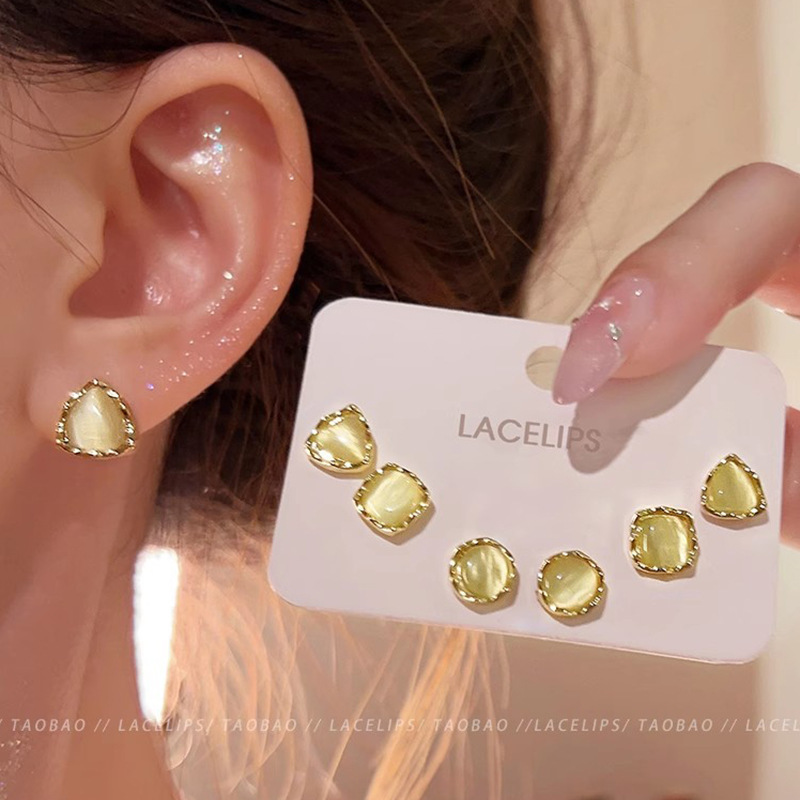 Korean-style cat's eye stone set stud earrings are versatile for women, elegant, simple and fashionable. These earrings exude a sense of light luxury and high-end sophistication full figure