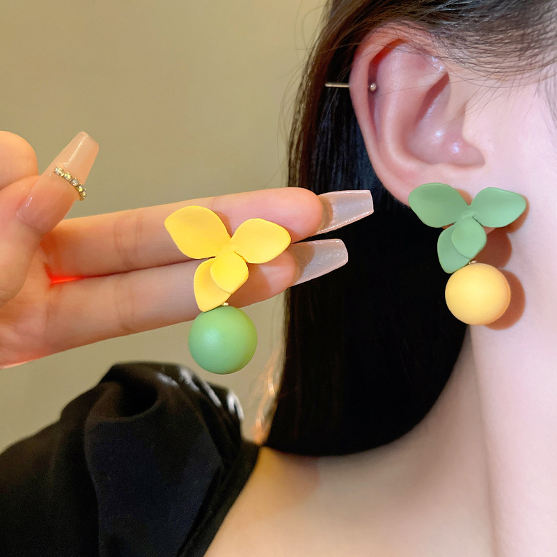 Hong Kong retro style, color-blocking earrings, high-end and grand, petal pearl silver needle stud earrings, 2023 new trendy earrings Application Scenario