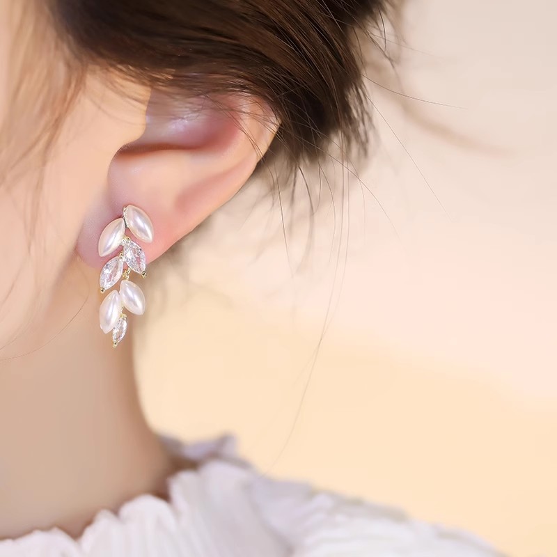 The light luxury and high-end leaf tassel stud earrings are a bestseller for women. The zircon pearl is exquisite and niche, with a unique and versatile design Specification drawing