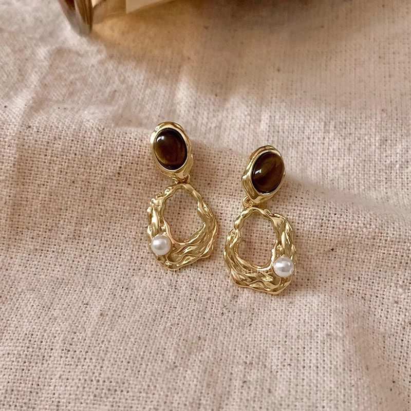 Niche and light luxury pearl stud earrings for women, retro Hong Kong-style Maillard irregular earrings, elegant and high-end earrings and earrings details Picture