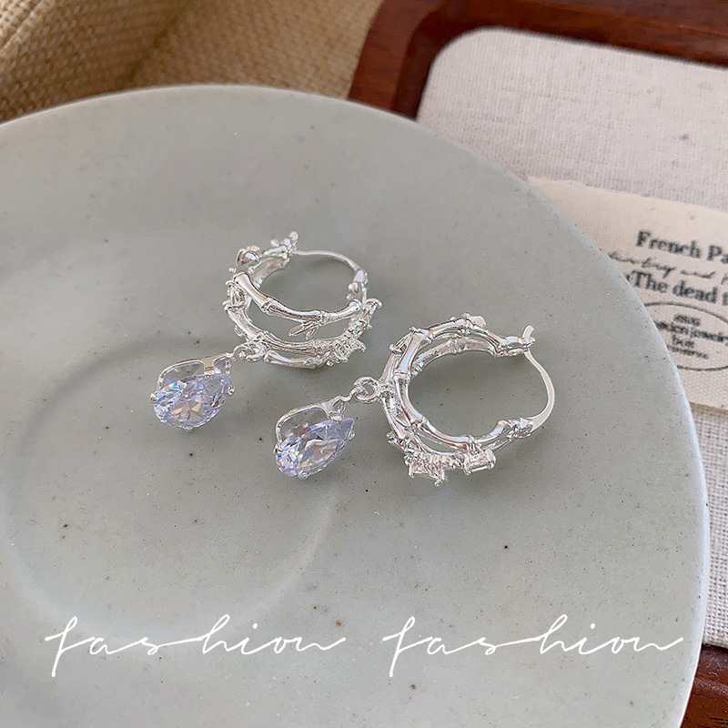 The cool and retro bamboo joint water drop zircon ear buckles, a niche design, exude a sense of high-end hollowed-out earrings, and a trendy earring style Application Scenario