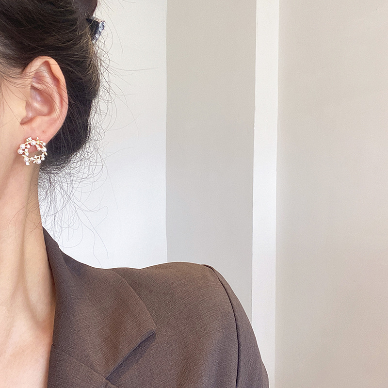 s925 Silver Needle Pearl Flower Stud Earrings for Women's autumn Niche design, high-end and light luxury earrings, retro style earrings Application Scenario