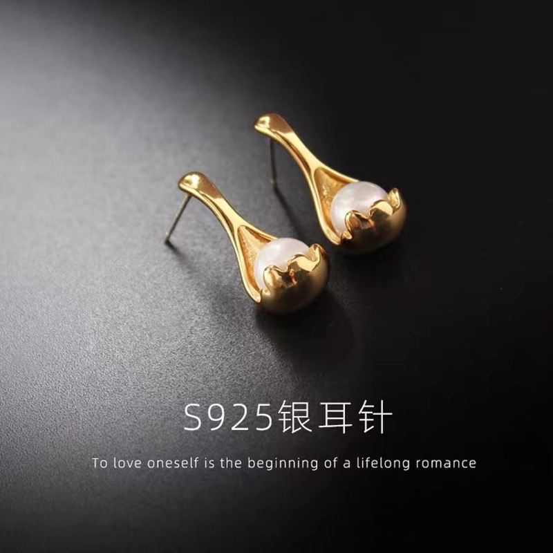 S925 silver needle high heels stud earrings for women, Korean retro style French earrings, fashionable pearl stud earrings Application Scenario