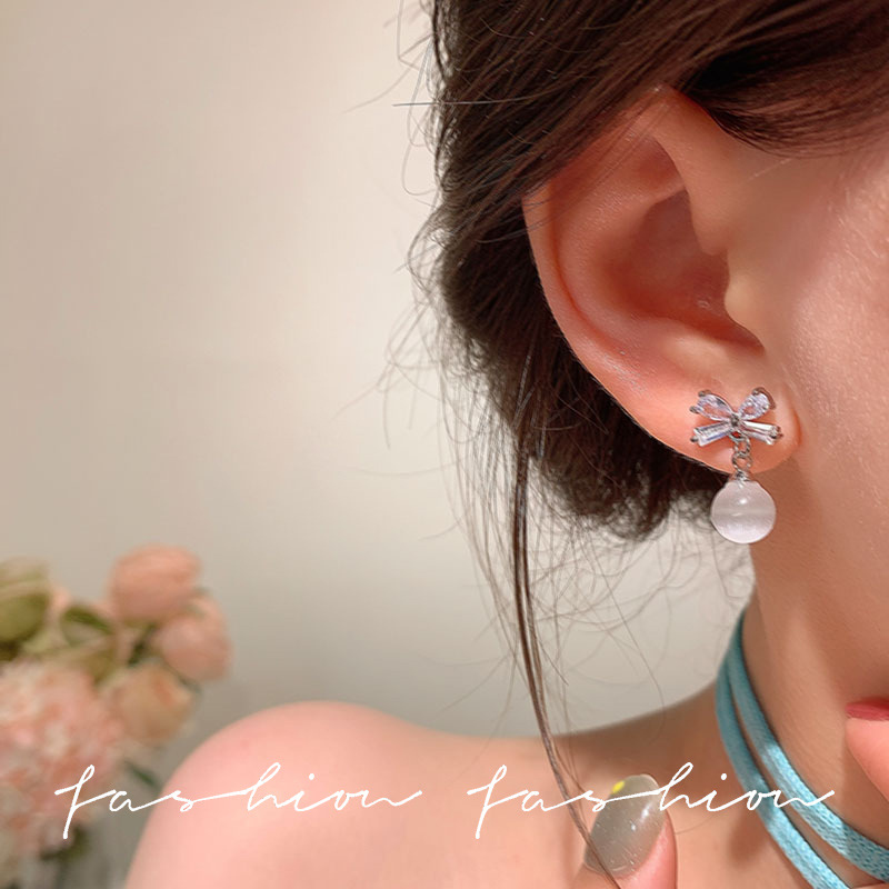Sweet and elegant bow pearl earrings, women's fashion and high-end sense, light luxury zircon earrings, delicate and gentle small stud earrings Application Scenario