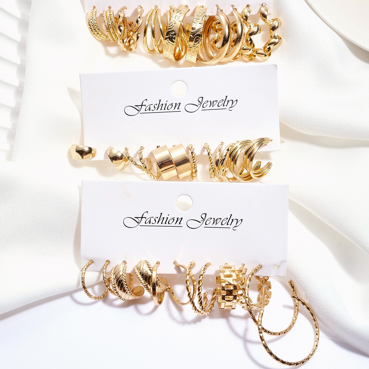 A new 18-piece set of personalized metal twisted chain spiral ear rings and geometric earrings from Europe and America Application Scenario