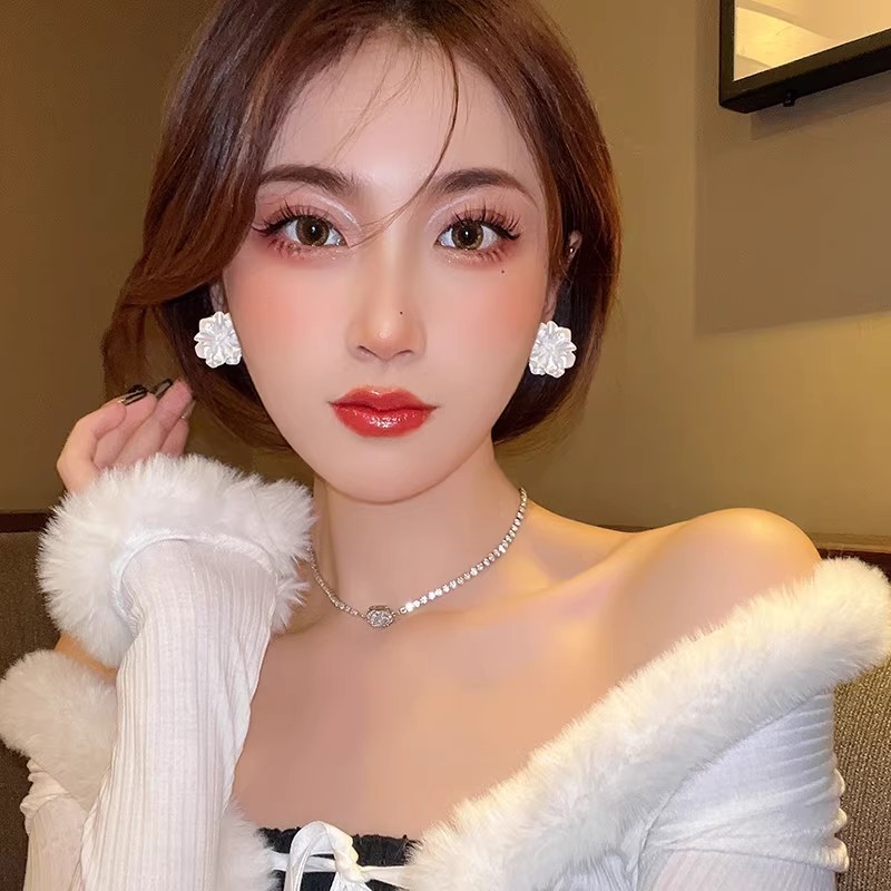 925 Silver Needle White Flower Earrings for Women, Summer 2024 new trendy and niche stud earrings, retro French earrings details Picture