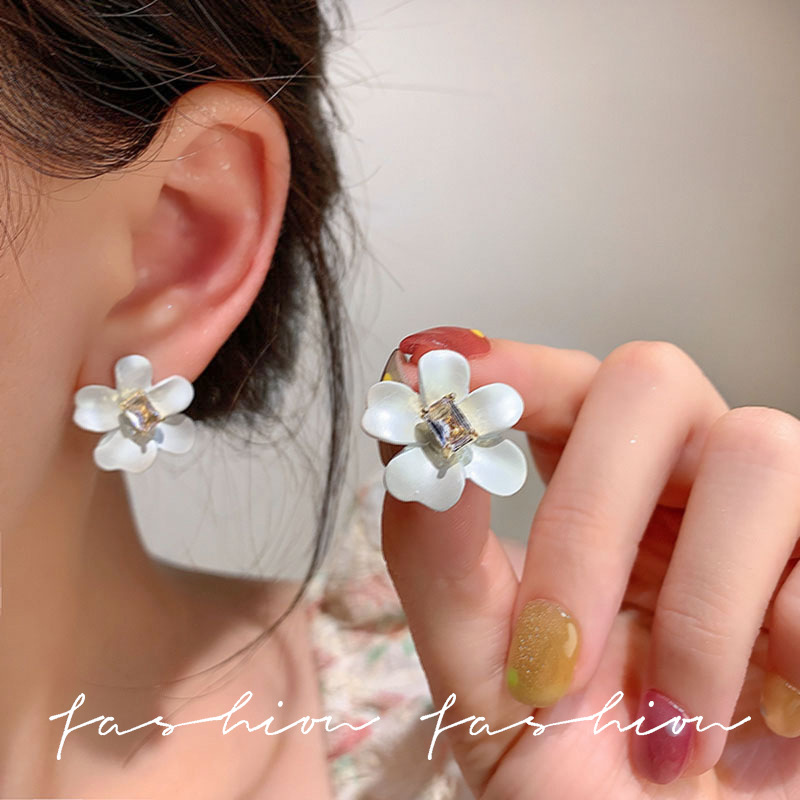 Simple white flower zircon stud earrings for women 2025 new style, versatile and elegant, niche design, high-end earrings full figure