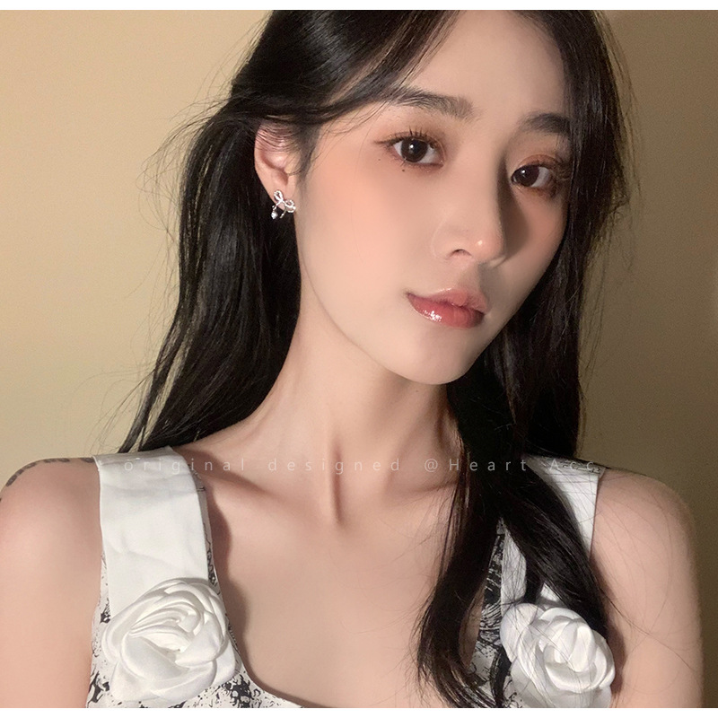 Exquisite bow, full diamond stud earrings, new autumn and winter collection for women, small and versatile earrings, cold style, light luxury, trendy earrings Application Scenario