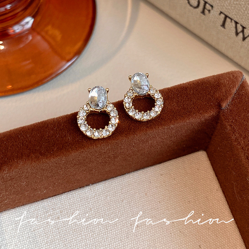 Exquisite circular earrings full of diamonds, small ear studs, stylish, no need to remove ears for sleep, light luxury and simple commuting accessories Specification drawing