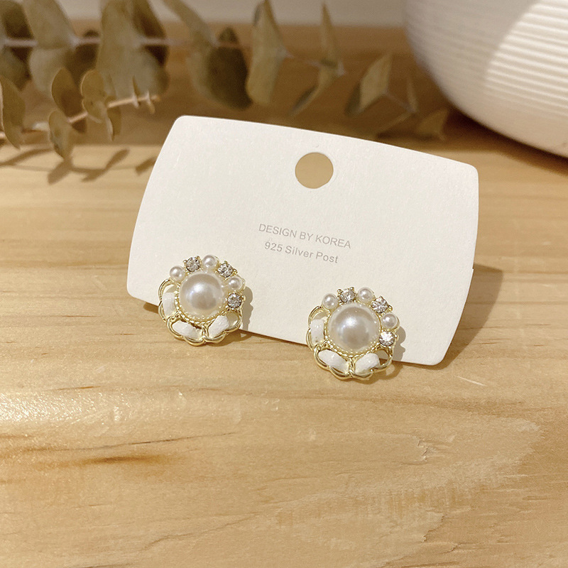 Camellia pearl stud earrings with a sense of design, fashionable Korean Internet celebrity style, diamond-encrusted earrings S925 silver needle earrings Specification drawing