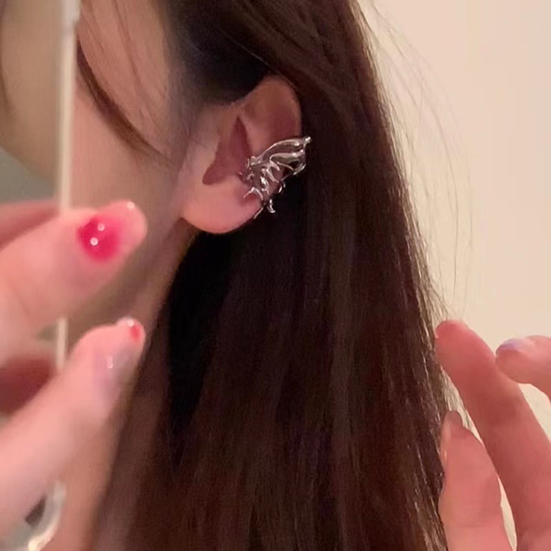 Cross-border butterfly fairy ear clips for women, no ear piercings, ear bone clips, niche design sense, high-end cool style ear-hanging earrings full figure