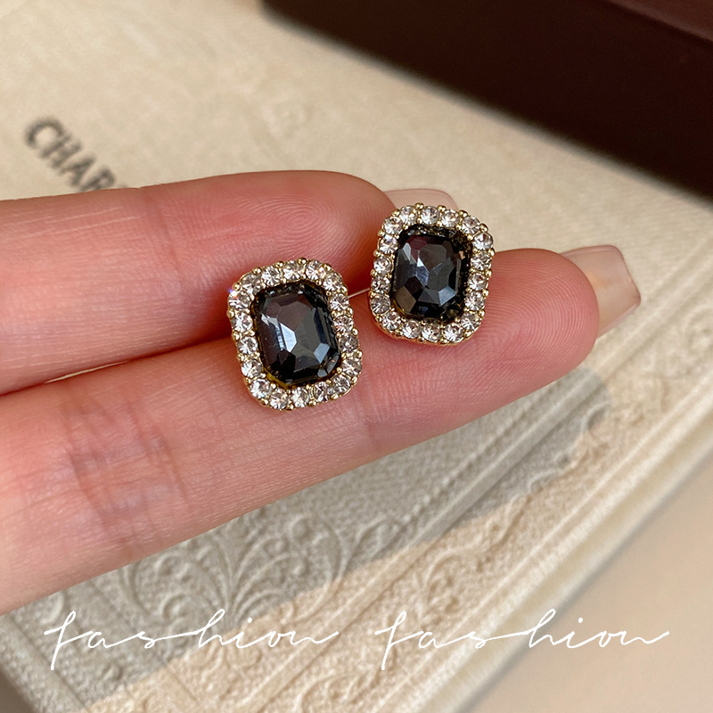 Unique black crystal square stud earrings for women, small and exquisite, a new style of trendy and high-end earrings in 2025 Specification drawing