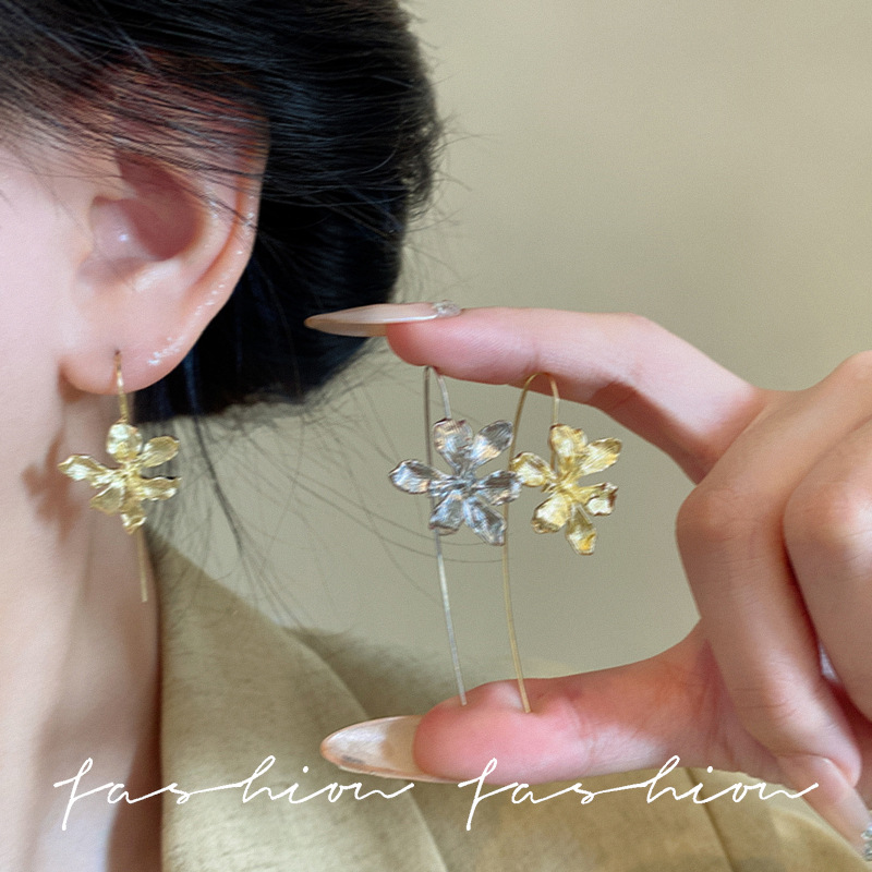 Retro court-style iris flower ear hooks for women, light luxury, individual, fashionable and versatile earrings, high-end ear stud earrings for autumn and winter full figure