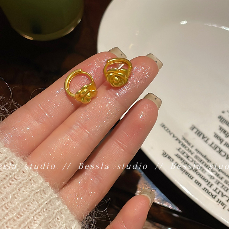 The simple and elegant golden camellia flower ear buckles exude a unique and high-end feel. They are versatile and fashionable for women's commuting earrings Application Scenario
