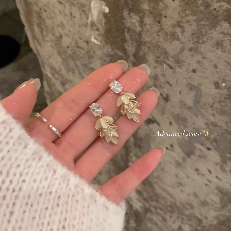 Golden wheat ear flower stud earrings, women's super zircon high-end fashion earrings, niche design, simple and versatile earrings Application Scenario