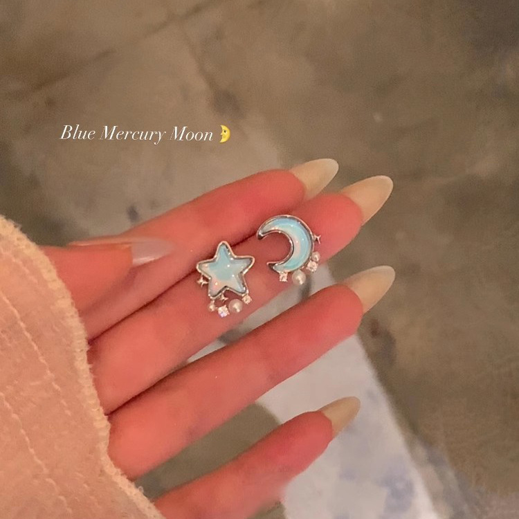 Japanese and Korean style blue star and moon pearl stud earrings, women's niche design sense asymmetrical light luxury earrings S925 silver needle earrings full figure