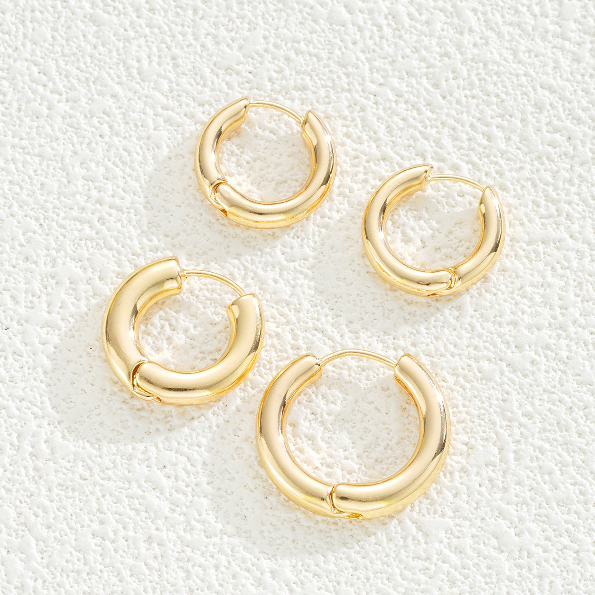 A new set of 4-piece, simple and elegant round C-shaped alloy earrings from Europe and America, with bold and high-end female ear buckles and ear rings Specification drawing