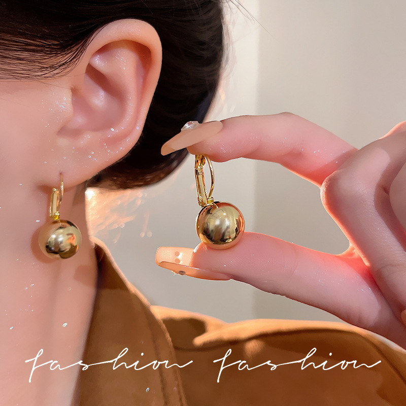 The light luxury metal round ball earrings exude a sense of sophistication for women. The niche design is fashionable, the ear buckles are elegant, and the round bead earrings and earrings are popular on the Internet full figure