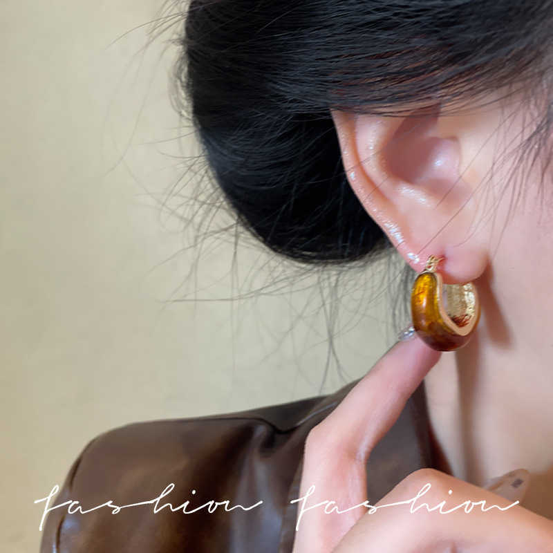 The Maillard French retro metal stud earrings for autumn and winter exude a high-end, Hong Kong-style style. The ear rings are unique and personalized, as well as the earrings and earrings Application Scenario
