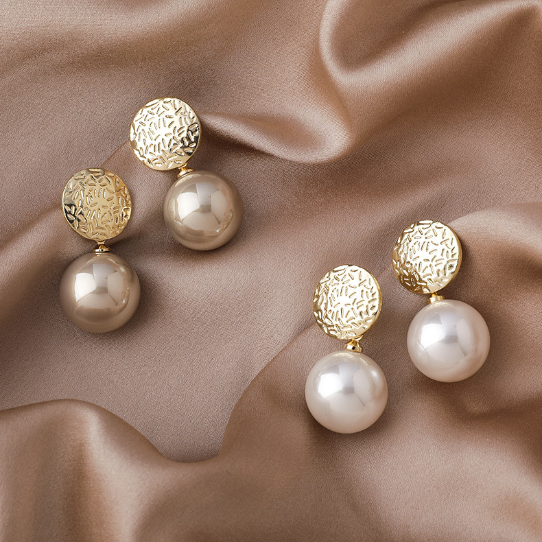 New Korean-style stylish metal champagne-colored pearl stud earrings with a simple and cold style full figure