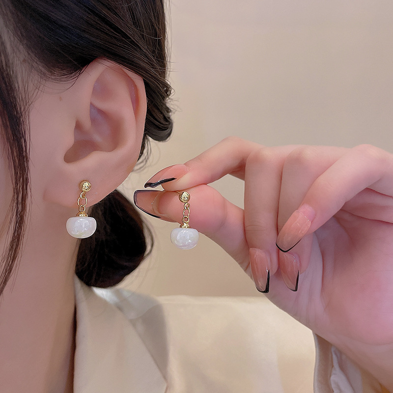 Korean niche design pearl pendants, retro earrings, light luxury and high-end style, simple silver needle wholesale details Picture
