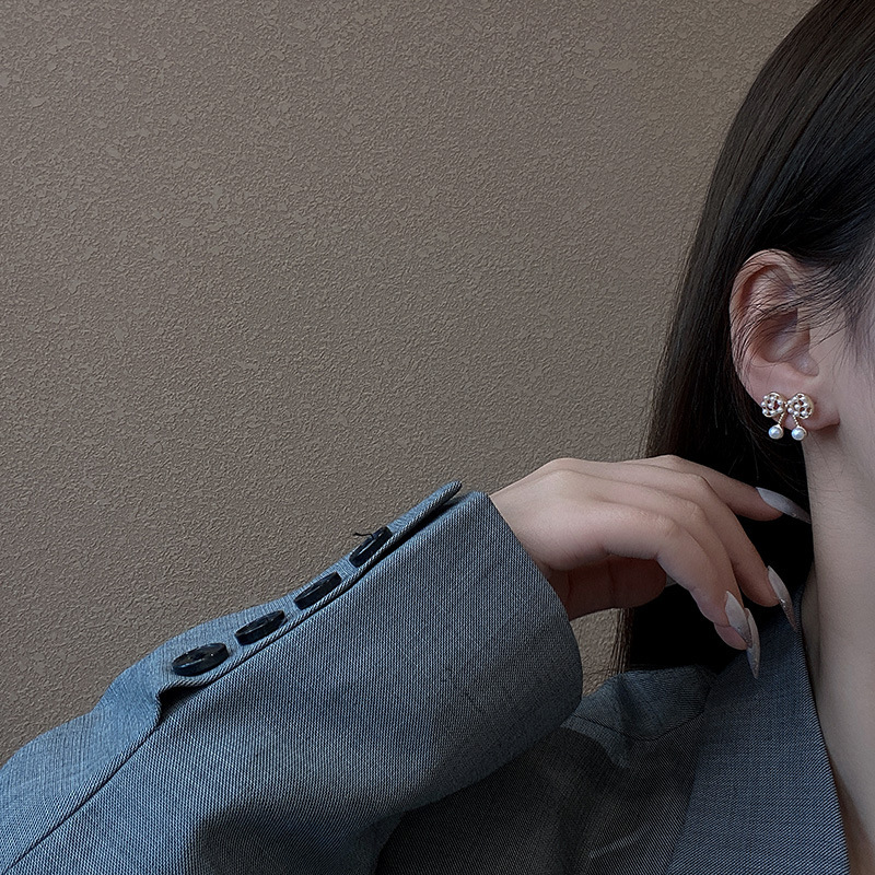 Simple and compact geometric bow pearl stud earrings, French style for women, fashionable and individual, versatile earrings and earrings Specification drawing