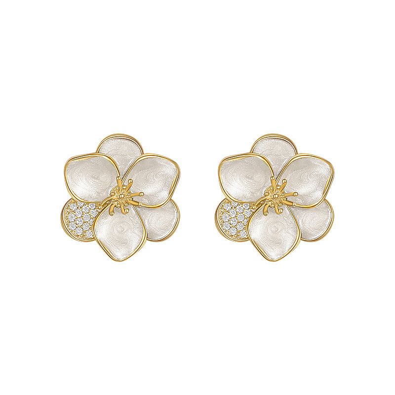 Korean Petal new trendy and niche design white petal earrings with a delicate fragrance style, a high-end accessory with a unique design sense for women Item Picture