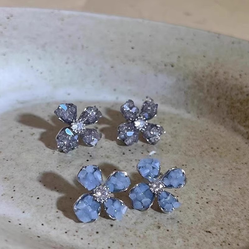 The S925 silver Needle purple crystal flower earrings exude a sense of high-end sophistication and are a niche Instagram forest-themed stud accessory. They are a light luxury and internet-famous earpiece Application Scenario