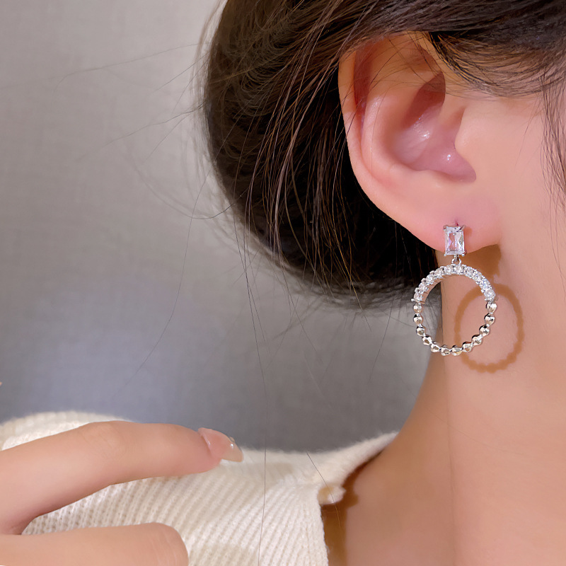 Micro-inset zircon circle earrings for women, s925 silver needle, fashionable and high-end, super shiny stud earrings, personalized and exaggerated earrings wholesale Application Scenario