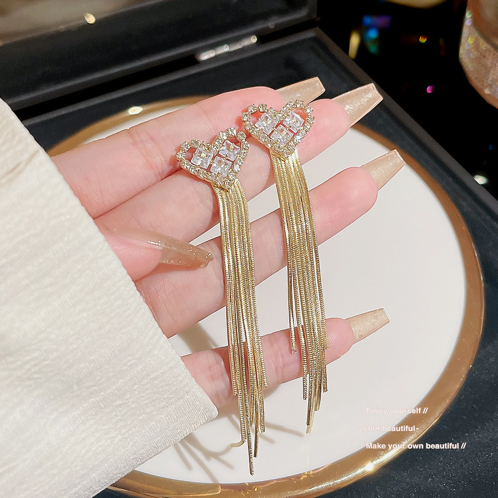Fashionable, exquisite, versatile, high-end and elegant heart-shaped earrings, a light luxury and niche design for socialite, long tassel earrings for women Specification drawing
