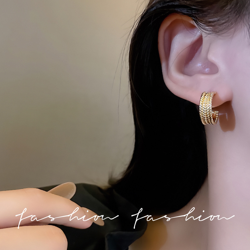 The C-shaped stylish ear rings from Japan and South Korea are a rare and versatile choice for women. They are geometric, trendy, and high-end earrings that exude a light luxury and fashionable personality Application Scenario