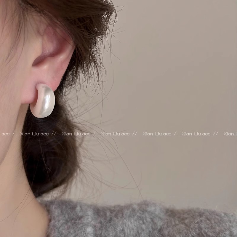 Korean retro C-shaped imitation pearl earrings with a light luxury and high-end feel, plain ring ear studs and silver needle ear studs, feminine ear accessories Application Scenario