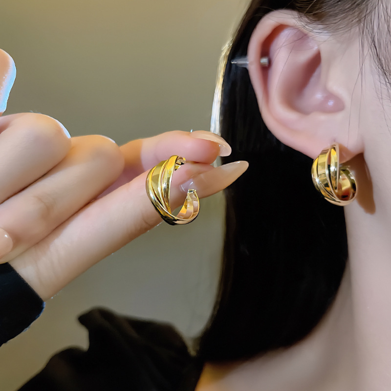 Wholesale of C-shaped retro earrings for women in Dongdaemun, South Korea, with a simple and elegant style and versatile texture. Matte wrapped ear loops and earrings full figure
