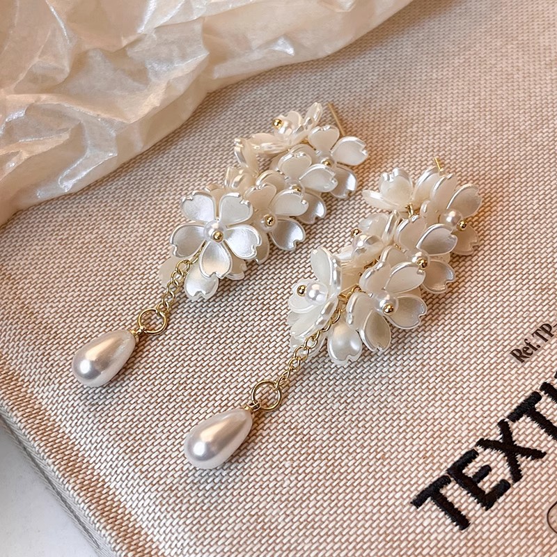 White flower long tassel earrings, women's design, niche pearl earrings, high-end, exaggerated, face-enhancing small earrings Application Scenario
