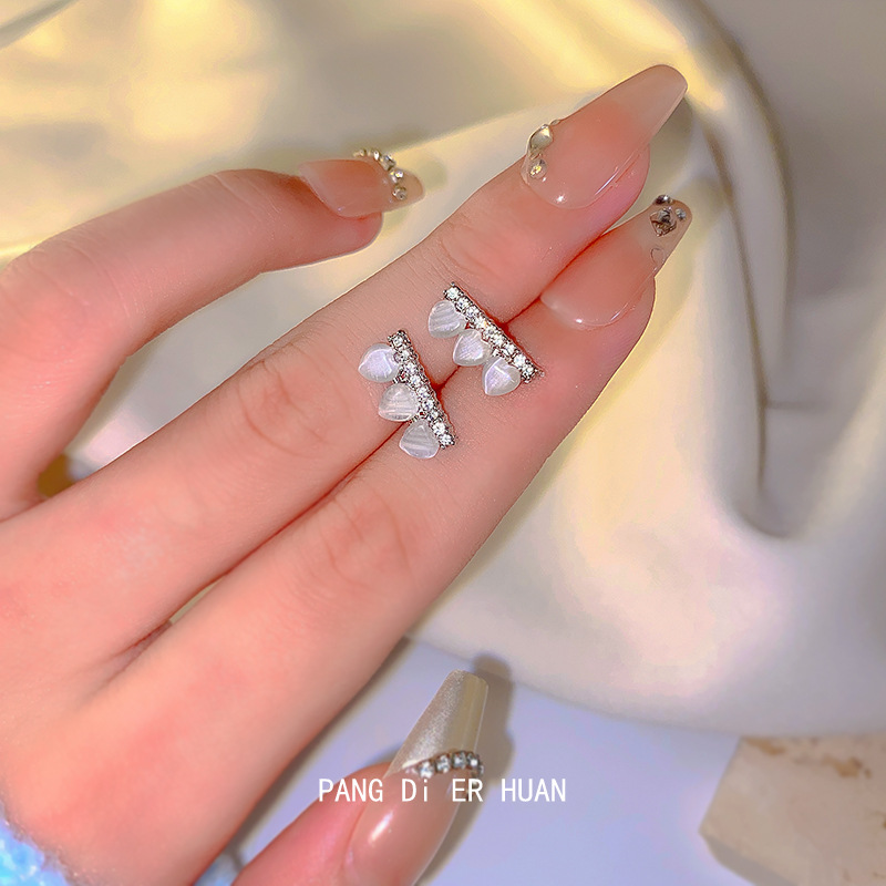 Small zircon heart-shaped stud earrings for women, with a unique and distinctive design, are simple and versatile. They are elegant earrings with a distinctive design Specification drawing