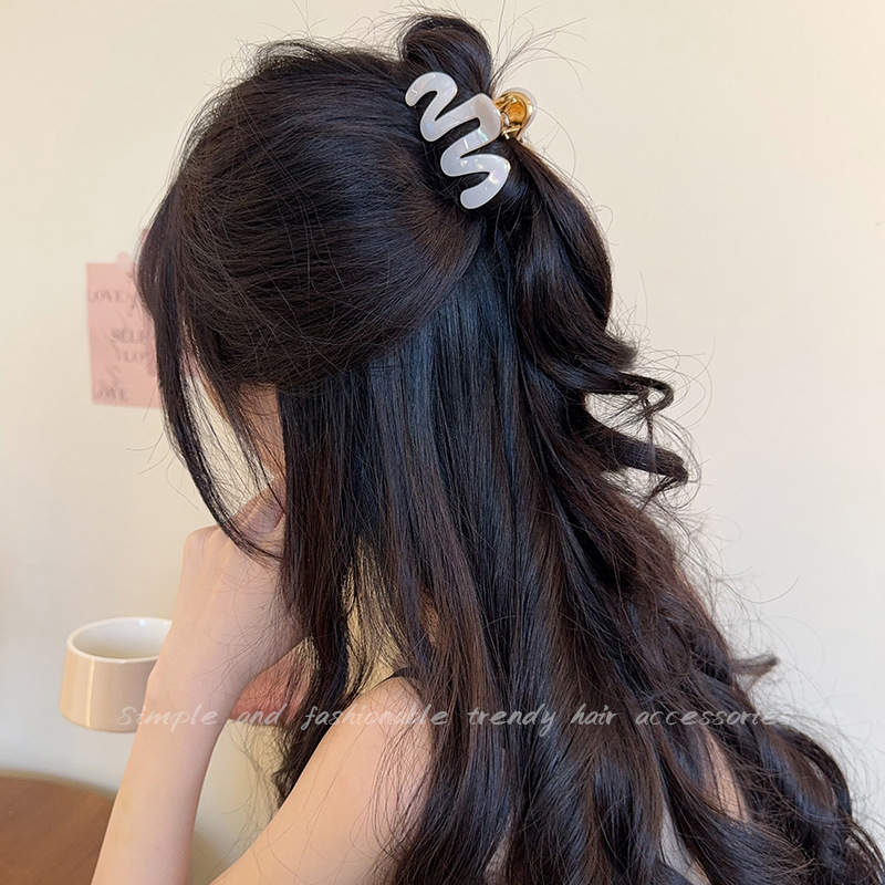 Acetic acid Cloud Claw Small 2024 New gentle and laid-back style, half hair tied at the back of the head shark claw hair accessory Application Scenario