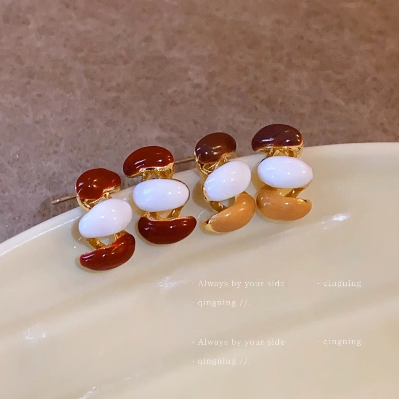 Maillard coffee-colored bean stud earrings, a retro Hong Kong-style high-end look, are unique and versatile earrings that exude a feminine charm Application Scenario