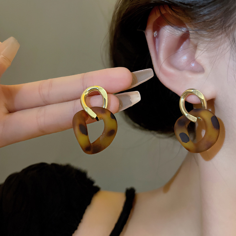 Retro leopard print acrylic earrings, exaggerated feminine charm, ins cold style ear studs, exquisite and high-end earrings wholesale Application Scenario