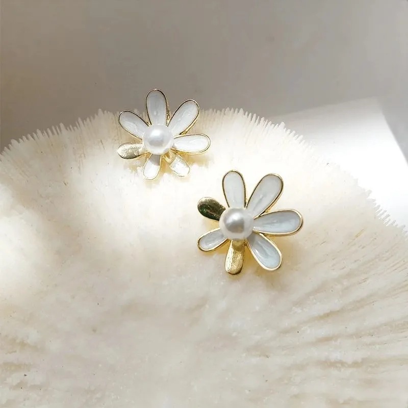 S925 Silver Needle high-end earrings, Daisy Oil Drop petal pearl Stud earrings, new trendy women's earrings, the same style as the Internet celebrity Application Scenario