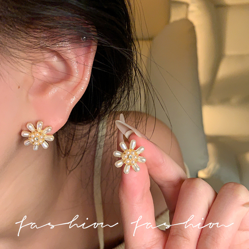 The 2025 new trendy and stylish floral stud earrings are a niche design for women, exuding a sense of high-end and light luxury, featuring fireworks and pearl earrings details Picture