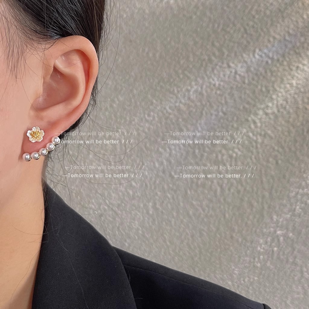 A fresh and delicate pearl flower earring with a feminine touch, featuring a light luxury style. It is a unique Korean-style earring with two earrings and a distinctive design details Picture