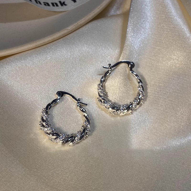 High-end wrapped sparkling diamond ear buckle earrings, light luxury, niche, unique and individual ear studs and earrings, best-selling female Douyin accessories Application Scenario