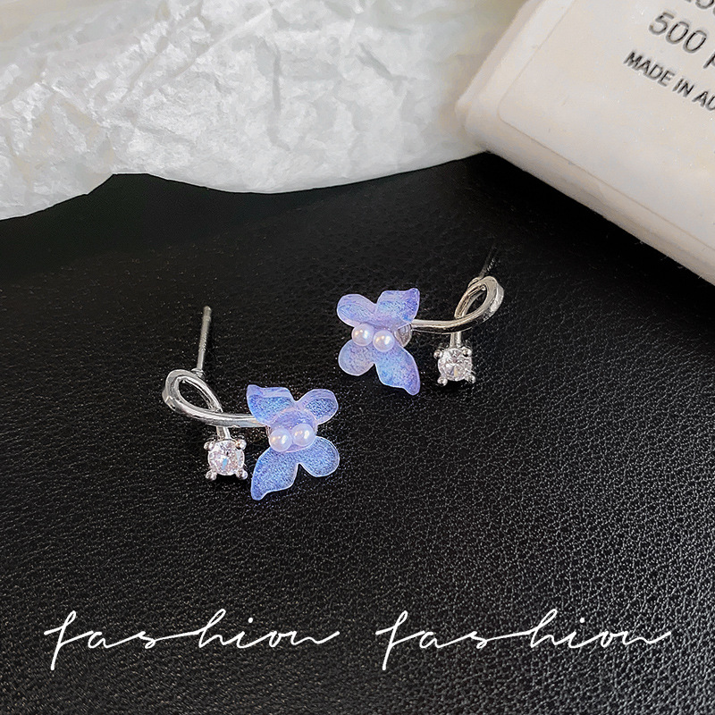 Gradient blue butterfly pearl stud earrings, light luxury and high-end zircon earrings, fashionable and unique, sweet cross-shaped earrings Application Scenario