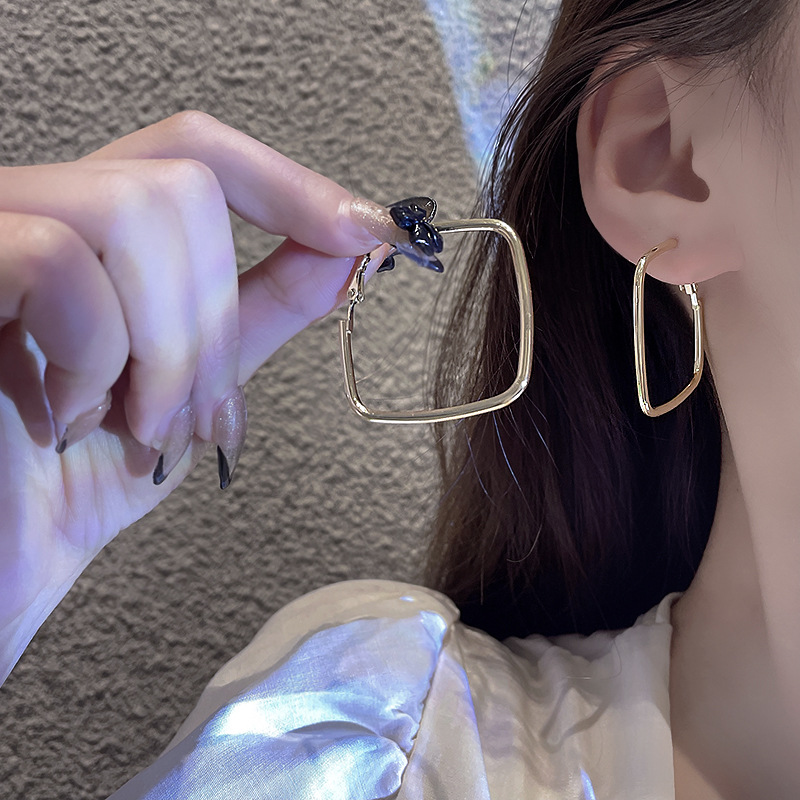 European and American style simple square plain ring earrings, a cold and aloof style for women, with an exaggerated and unique temperament. Versatile stud earrings, a popular online celebrity accessory details Picture