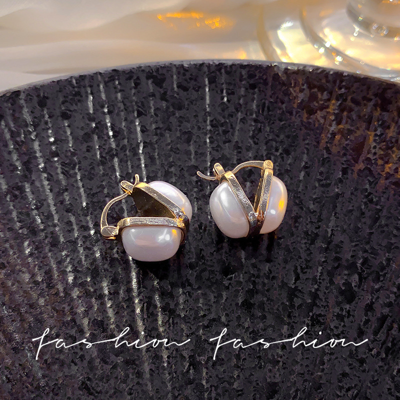 Pearl ear buckles exude a feminine charm. The simple white stud earrings feature a niche design, exuding a light luxury, individual, fashionable and high-end feel details Picture